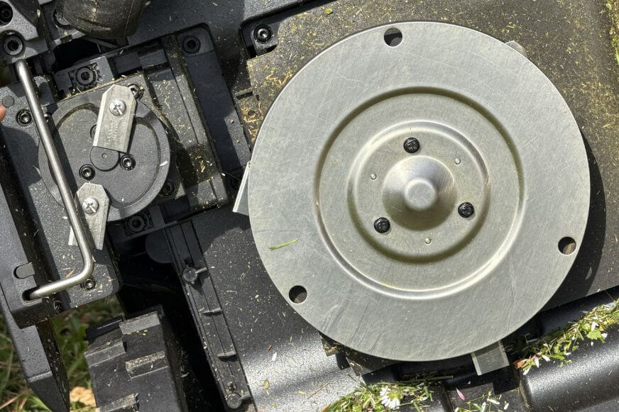 Mähroboter mit seitlicher Klingenscheibe ist im Kantenschnitt Test und Vergleich zu sehen